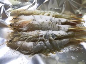 用盐将大虾埋起来