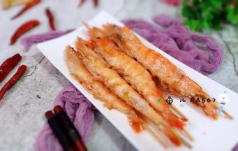 抖去虾身上的盐，装盘食用