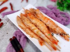 抖去虾身上的盐，装盘食用
