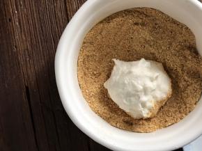 揪出一团裹满芝麻糖，再包上芝麻糖即可食用