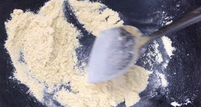 把黄豆粉炒熟