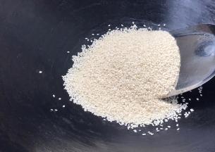 把芝麻放入锅中炒熟