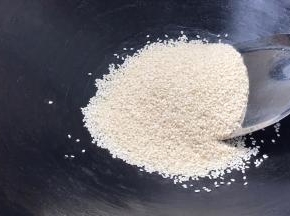 把芝麻放入锅中炒熟