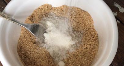 倒入芝麻碎中，加入白砂糖拌匀备用