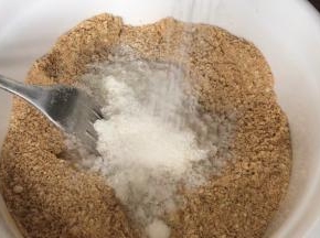 倒入芝麻碎中，加入白砂糖拌匀备用
