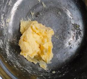 将黄油与糖粉混合均匀