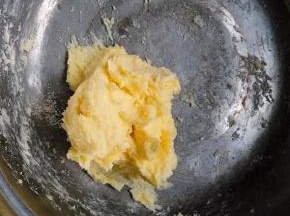 将黄油与糖粉混合均匀