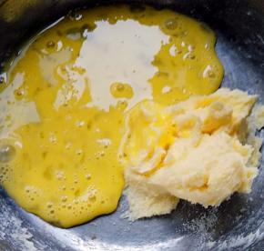 加入蛋液，搅拌均匀