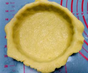 铺入派盘，将底部和四周贴紧