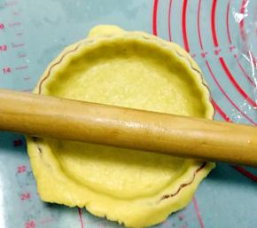 用擀面杖在派盘表面擀一下，轻松去除多余派皮