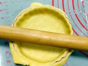 用擀面杖在派盘表面擀一下，轻松去除多余派皮