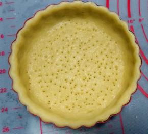 在派皮底部叉孔，避免烘烤时鼓起