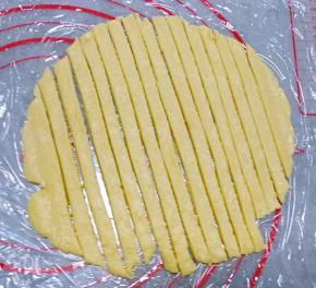 将剩余面团擀薄，切条