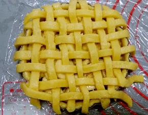 将面条放在派盘表面，编织网格