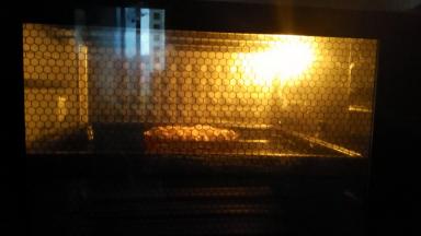 放预热好的烤箱中层上火190度，下火200度，烘烤20分钟