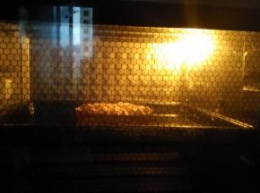 放预热好的烤箱中层上火190度，下火200度，烘烤20分钟