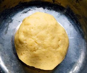 筛入低筋粉揉成团，装保鲜袋，放冰箱冷藏半小时