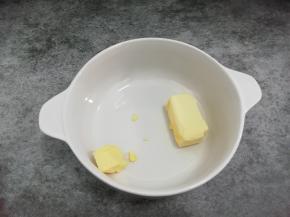 黄油取出来，隔水化开