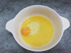 然后把鸡蛋加入软化的黄油中，搅拌均匀