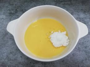 再加入白糖，搅拌到白糖乳化