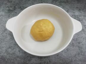 和成柔软的面团，盖上保鲜膜饧30分钟