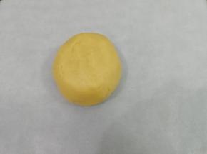 饧好的面团取出来，放在铺有油纸的上面