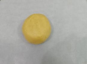 饧好的面团取出来，放在铺有油纸的上面