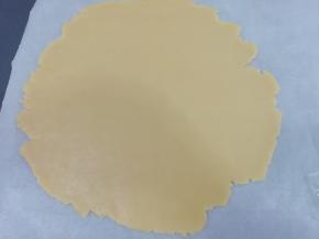 然后上面再盖上一层保鲜膜，擀面杖擀成薄片