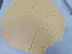 然后用心形模具，在面片上印出心形