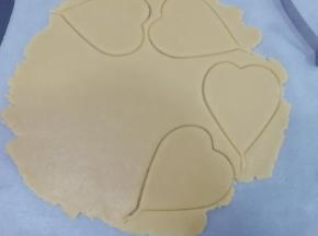 然后用心形模具，在面片上印出心形