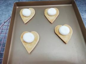 然后取一半的饼干，放上棉花糖