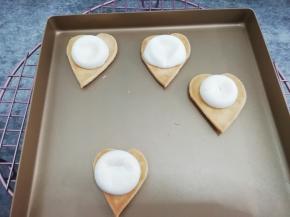 在放入烤箱中，中层150度烤三分钟，段棉花糖变软取出