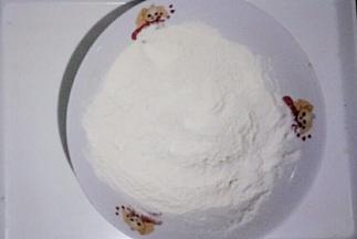 玉米淀粉，面粉，白糖混合均匀