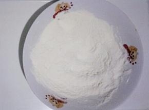 玉米淀粉，面粉，白糖混合均匀