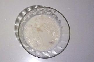 酵母放入牛奶中融化