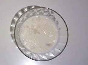 酵母放入牛奶中融化