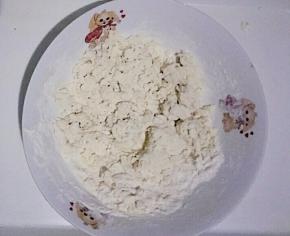 把牛奶倒入面粉中搅拌成絮状