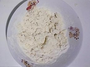 把牛奶倒入面粉中搅拌成絮状