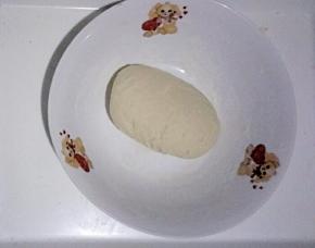 揉成略光滑面团盖保鲜膜松弛20分钟