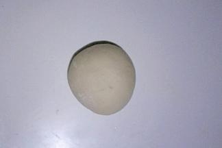 松弛好的面团揉搓光滑搓圆，可撒适量干面粉防粘