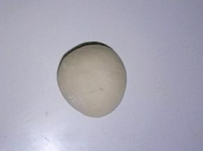 松弛好的面团揉搓光滑搓圆，可撒适量干面粉防粘