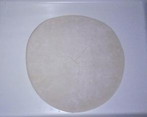 把面团擀成厚度为4mm左右的薄饼