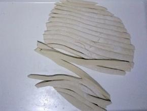 切成宽度为4mm左右的长条