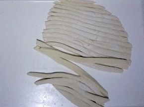切成宽度为4mm左右的长条