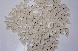 斜切或直切成小方块，撒适量干面粉防粘