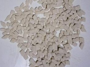 斜切或直切成小方块，撒适量干面粉防粘