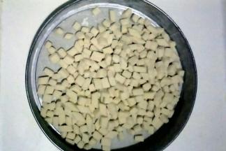 把多余干面粉过筛掉