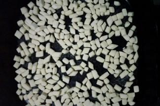 放在平底锅中开小文烙制，不用刷油