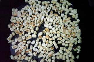 烙至金黄后翻面，中途反复翻几次面，烙至翻动棋子时感觉顺滑，并听到脆脆的响声即可。