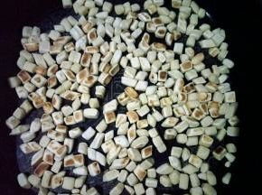 烙至金黄后翻面，中途反复翻几次面，烙至翻动棋子时感觉顺滑，并听到脆脆的响声即可。
